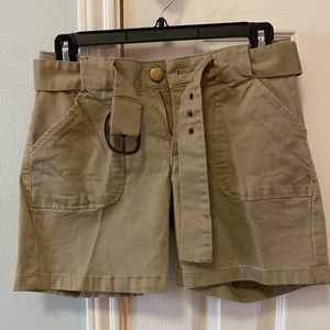 Khaki shorts with stretch.